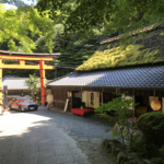 愛宕山 一の鳥居と料亭